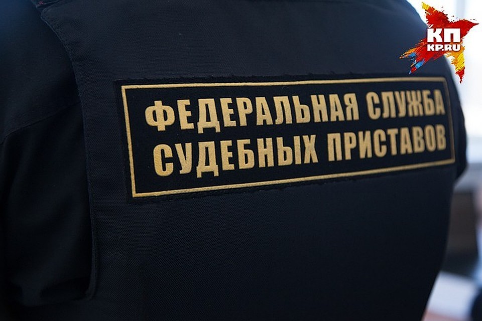В Петербурге приставы нашли должника на балконе.