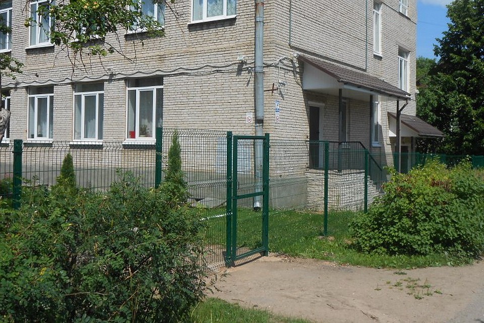 Вокруг школы-интерната в Пушкинских Горах поставили металлический забор. Новость эта не привлекла бы внимания, если бы не предыдущий забор из горбыля, открытый с помпой.