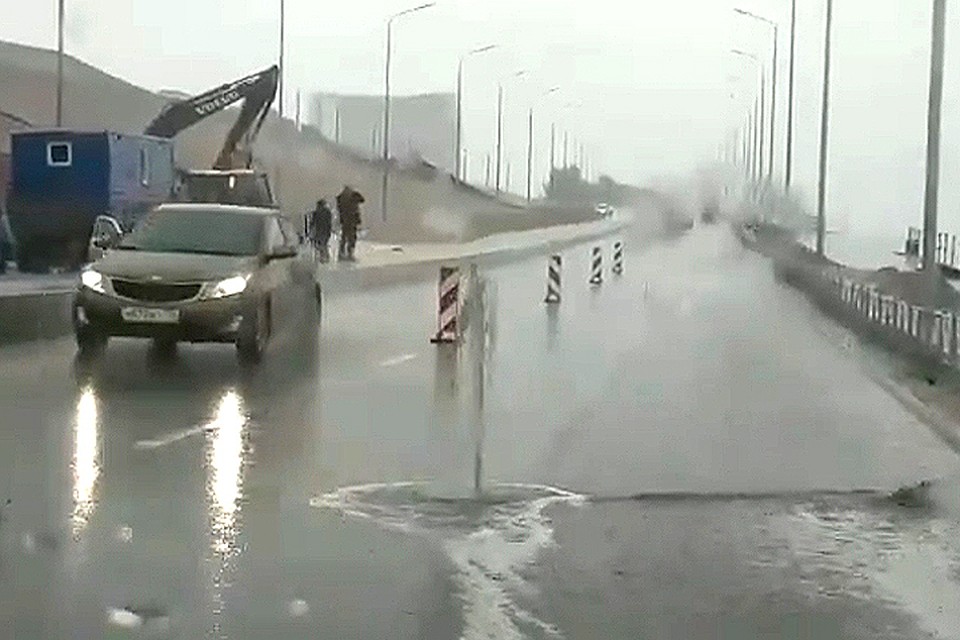На рокадной дороге из-за засора в ливневке забил фонтан. Кадр с видео.