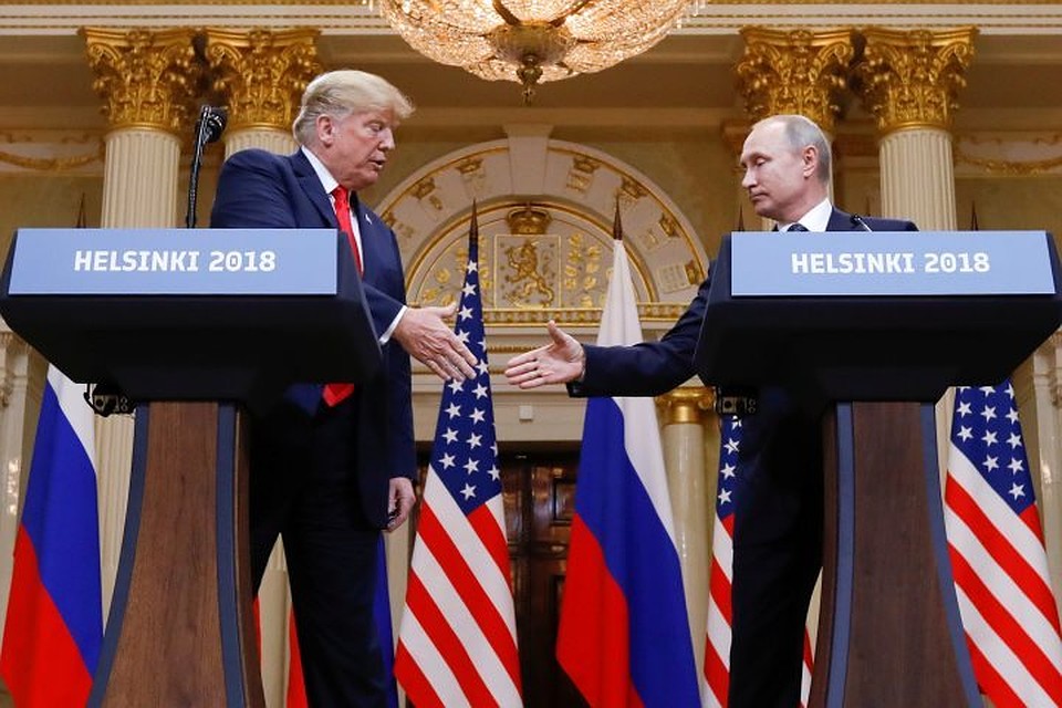 Президент России Владимир Путин (справа) и американский лидер Дональд Трамп во время встречи в Хельсинки