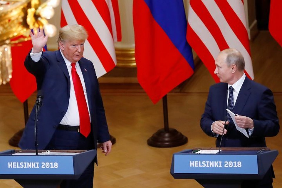 Президент России Владимир Путин (справа) и американский лидер Дональд Трамп во время встречи в Хельсинки