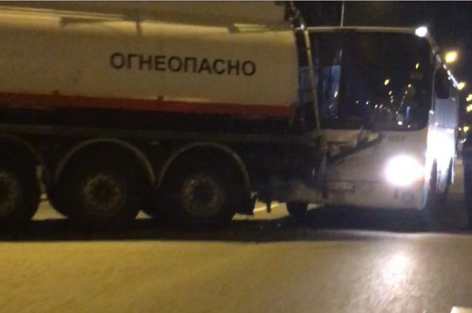 Водитель автобуса въехал в бензовоз Фото: ДТП и ЧП Санкт-Петербурга