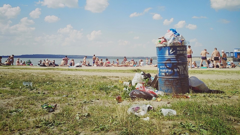 Не вывозят мусор с муниципального пляжа на Шершнях. Фото: группа «Типичный Челябинск» vc.com