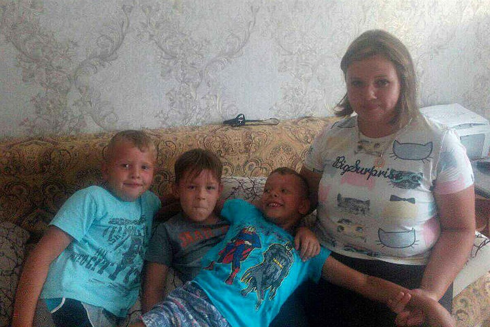 Теперь Артем (в серой футболке) дружит с детьми Кати и частенько заглядывает к ним в гости Фото: архив Екатерины Шефер