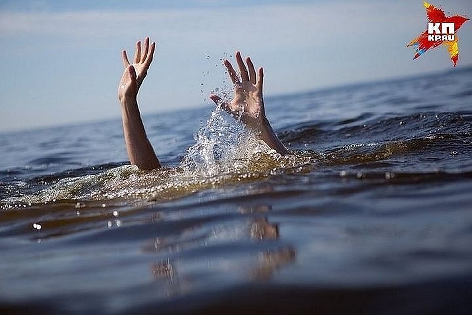 Девочка резко ушла под воду и пропала.