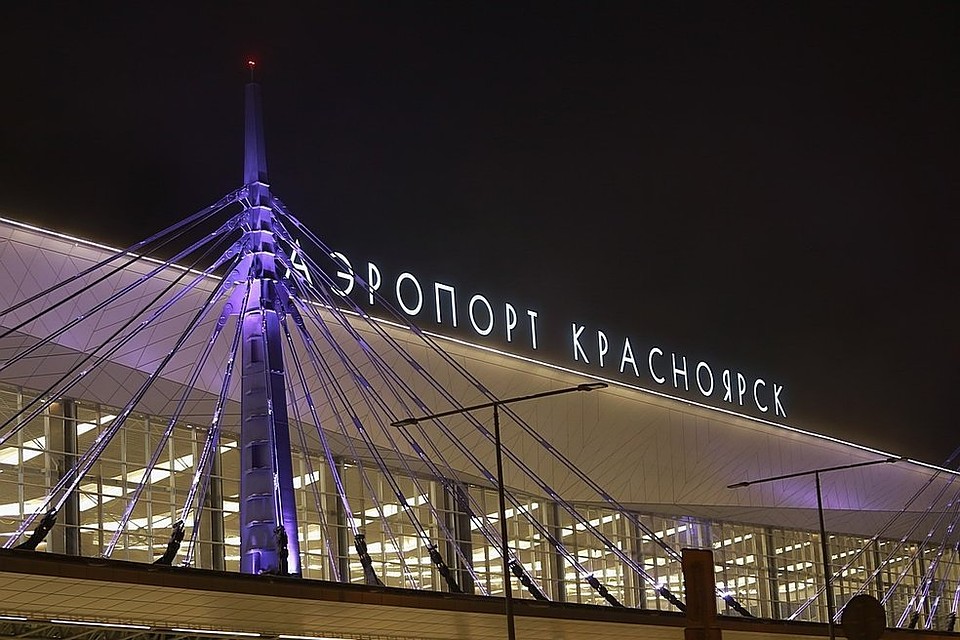 Людей эвакуировали из обоих терминалов, всего в срочном порядке пришлось выводить на улицу порядка 400 пассажиров и 80 сотрудников аэровокзала.