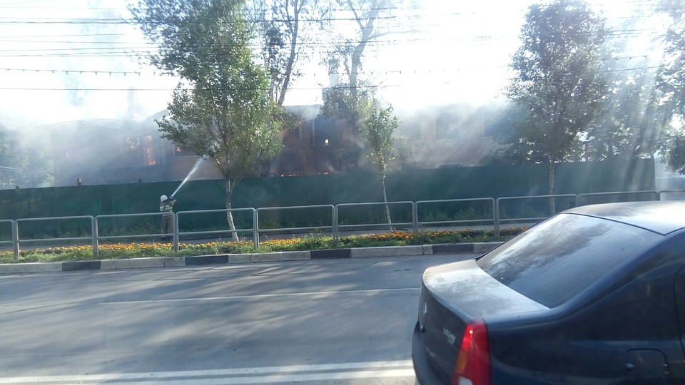 Пожарные прямо сейчас борются с огнем