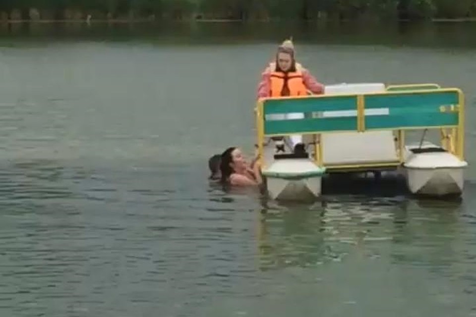 Перед падением в воду девушка сняла спасательный жилет.