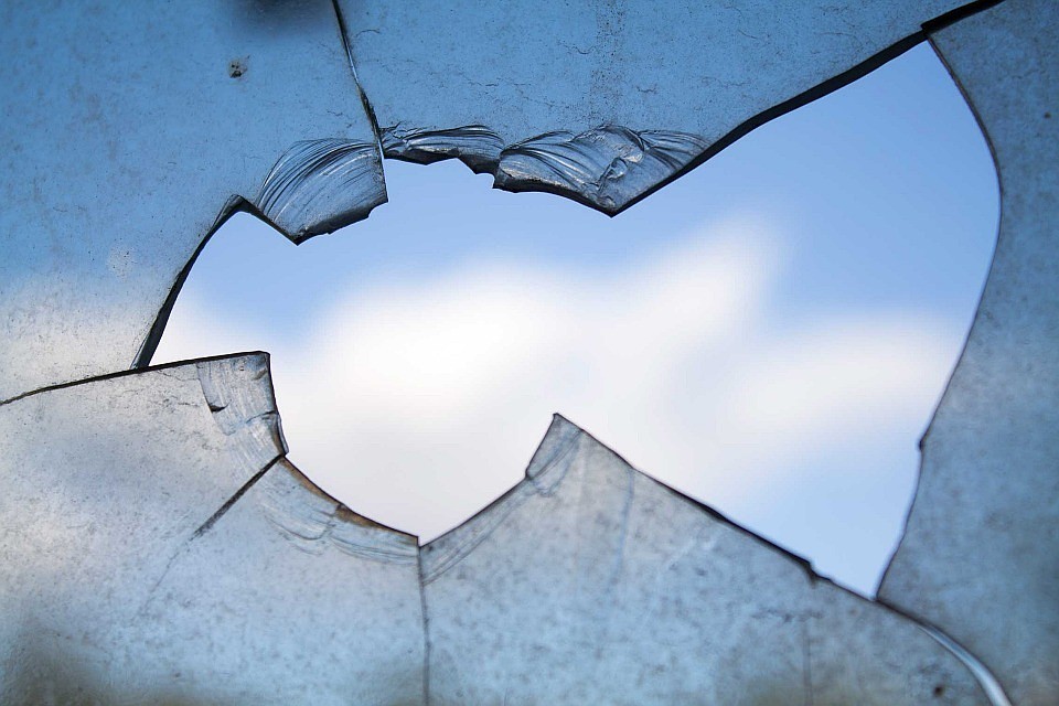 Школьники зачем-то разбили окно. Фото: pixabay\skeeze
