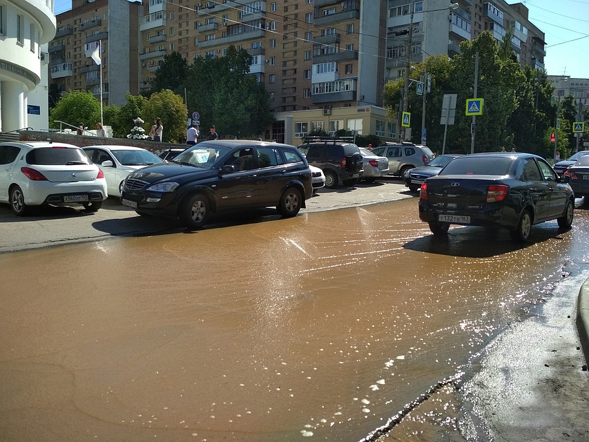 По улице Первомайской течет река