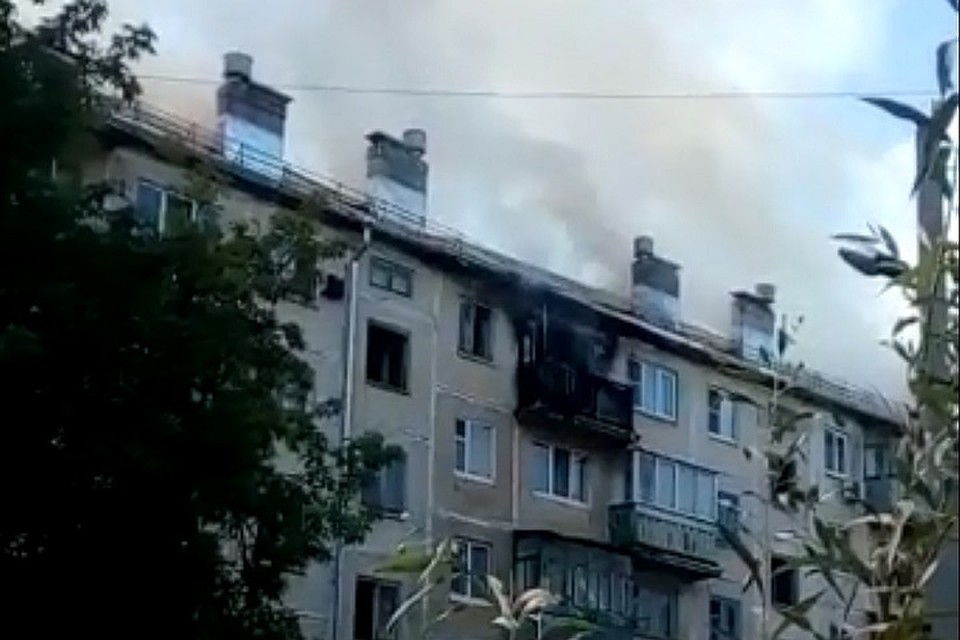Пожар начался с квартиры.