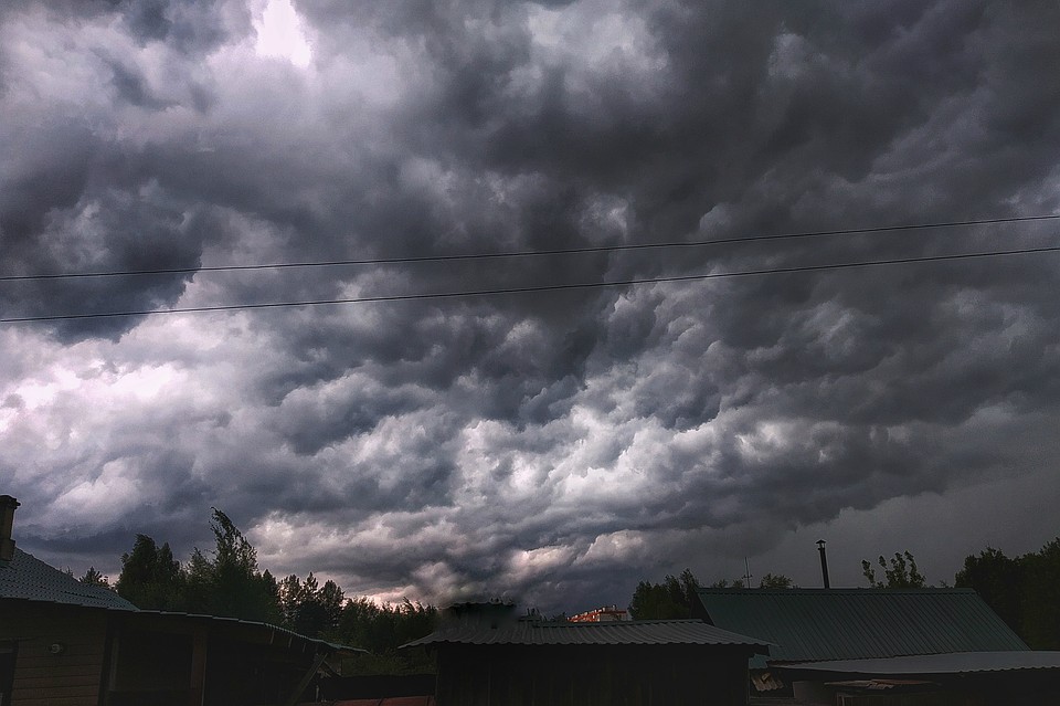 Непогода принесла первые разрушения городу. Фото: vk.com/ky43_ubezhishe
