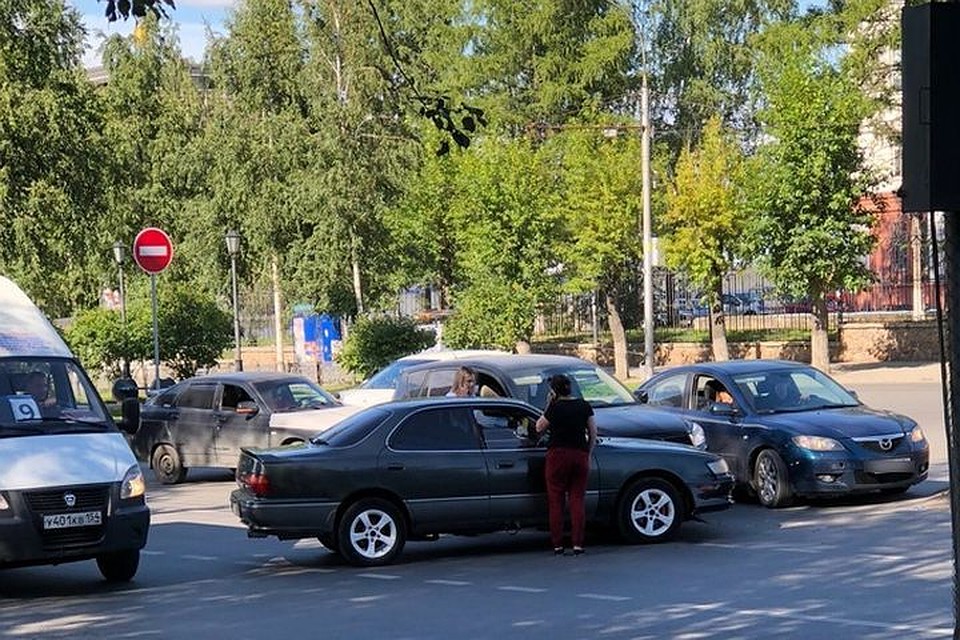 Авария произошла на перекрестке.