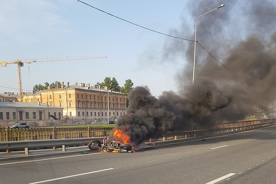 На путепроводе Обводного канала красочно сгорел мотоцикл. Фото: vk.com/spb_today