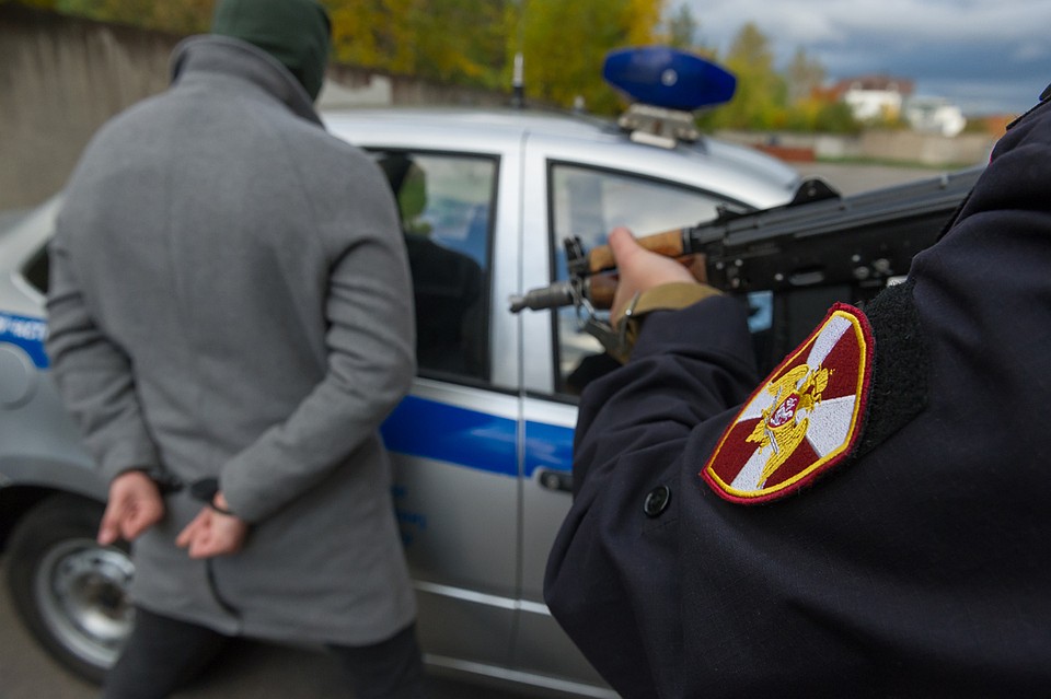 Налетчики в масках ограбили АЗС в Челябинске. Фото: Олег ЗОЛОТО.