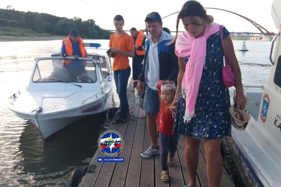 Спасатели вытащили людей с острова. Фото: Муниципальная аварийно-спасательная служба.