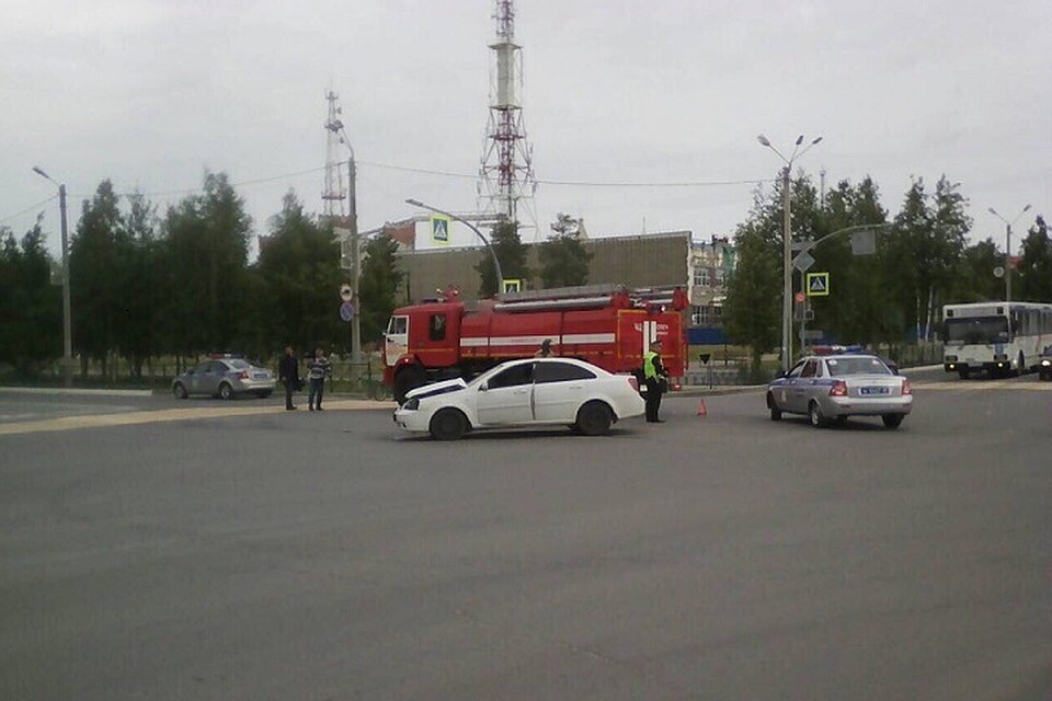 В центре Ноябрьска легковушка влетела в пожарную машину Фото: vk.com Группа "Происшествия Ноябрьск"