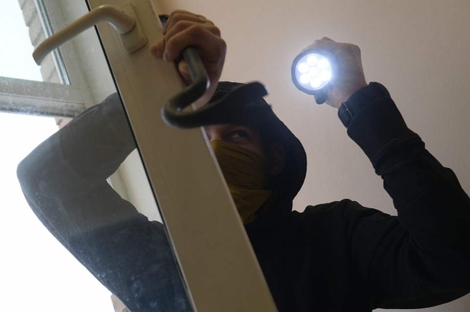 В Хабаровском крае из квартиры пенсионера вынесли 115 тысяч рублей