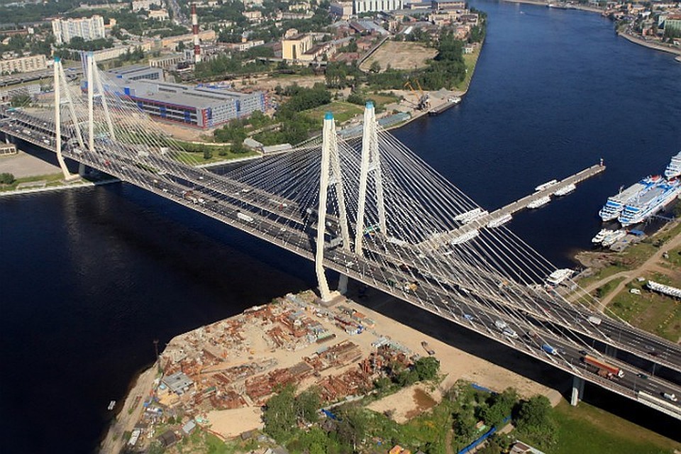 Петербургские власти потребовали от дорожников прекратить ремонт Вантового моста.