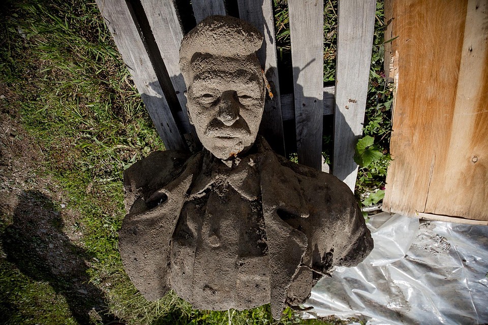 Памятник Сталину подняли со дна пруда в Кусе в начале августа.