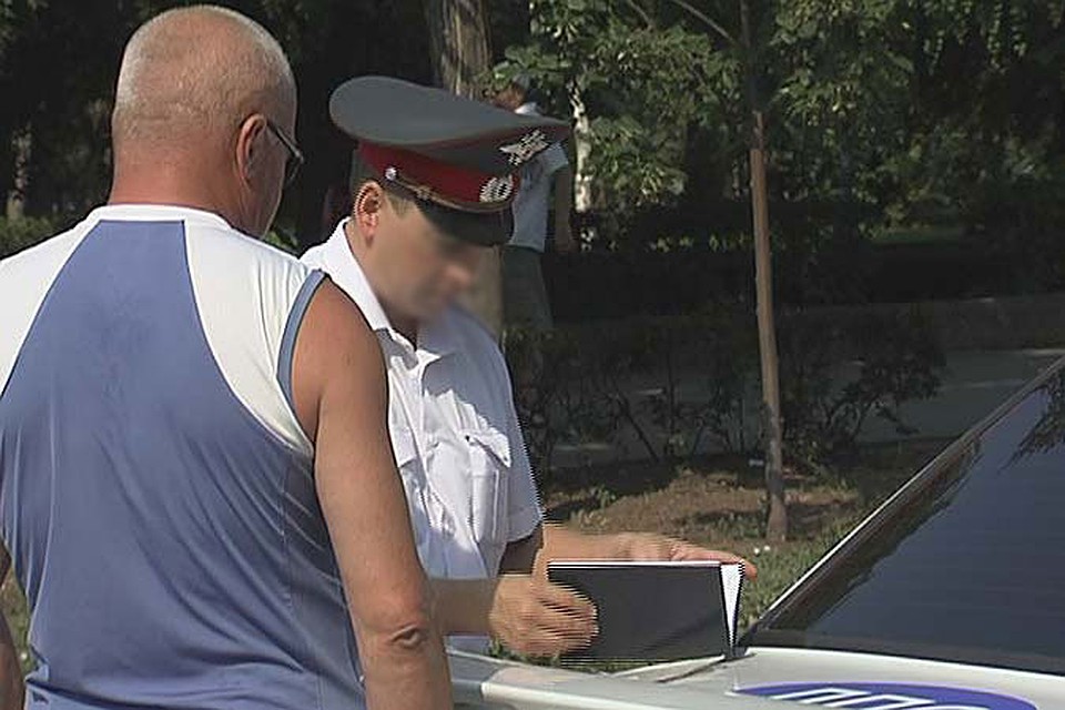 Водитель записал разговор с полицейским на встроенный в часах "жучок" и пугал его выложить запись в интернет.