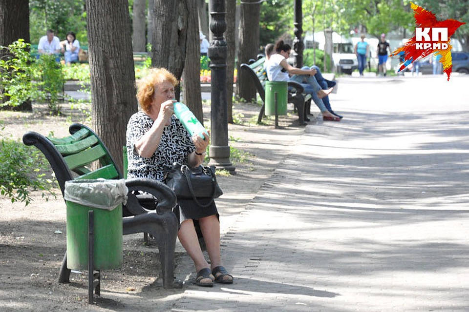 В такую жару главное - не забыть захватить с собой воду, если придется выйти из дома или офиса
