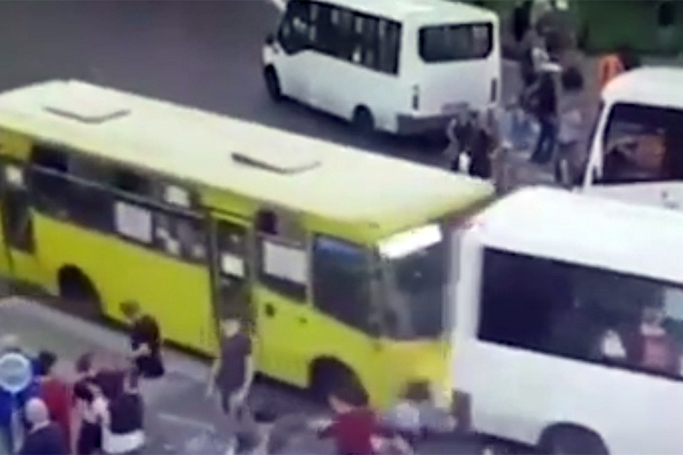 Автобус наехал на троих пешеходов