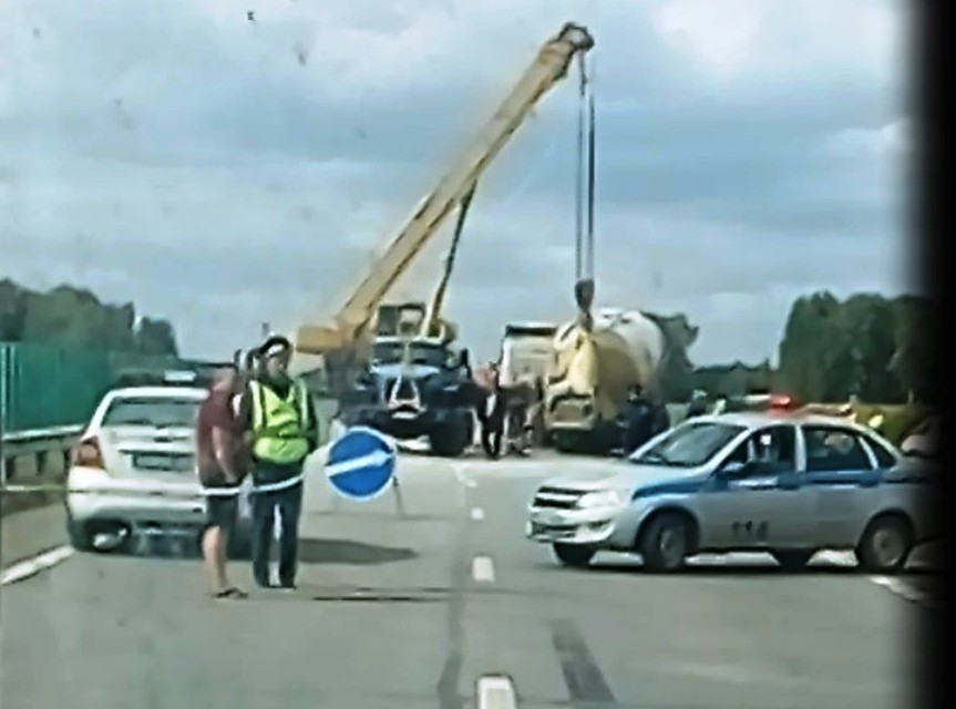 На дороге опрокинулся большегруз. Фото: очевидец.