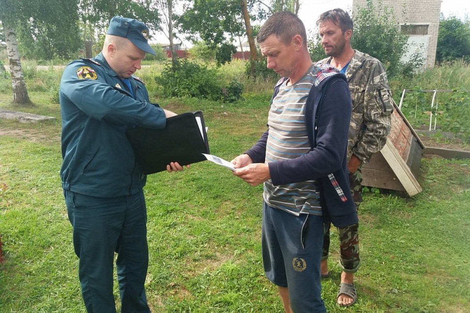 Каждому, кто прослушал профилактическую беседу, выдали памятки и напомнили номера телефонов экстренных служб.