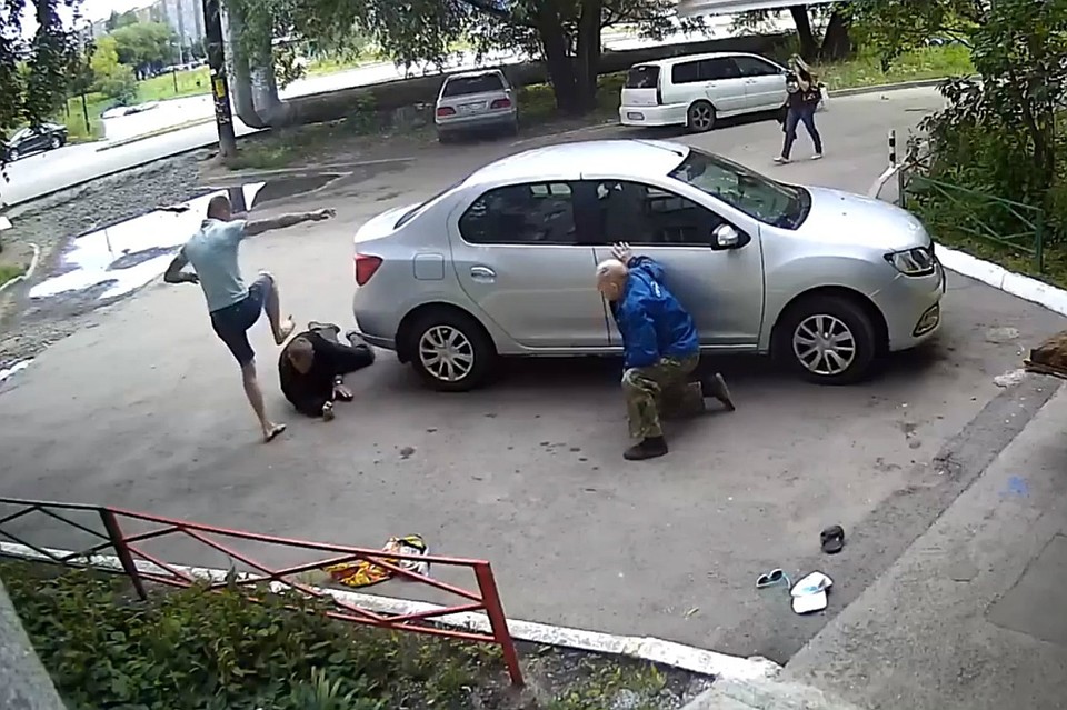Молодой человек избил двух пенсионеров.