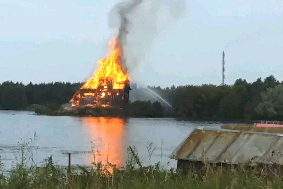 Местные говорят, что в последние годы сгоревшая церковь плохо охранялась, а за зданием плохо ухаживали.
