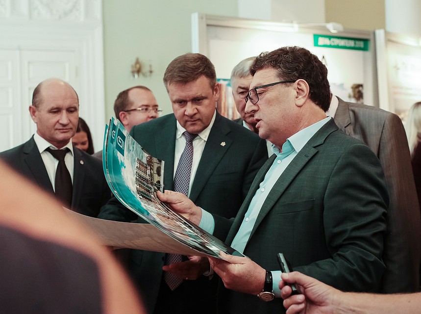 Виктор Оводков представил губернатору Николаю Любимову главный проект компании - "Шереметьевский квартал".