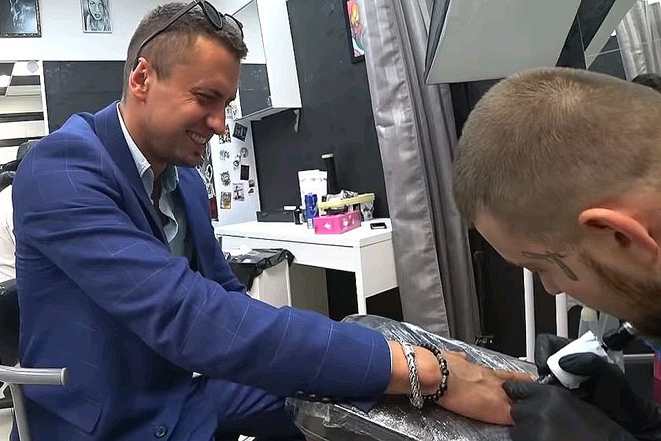 Павел Прилучный у тату-мастера.