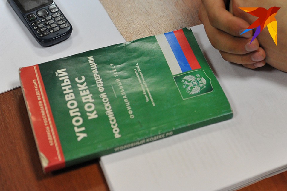 Мужчина ударил кулаком полицейского по лицу.