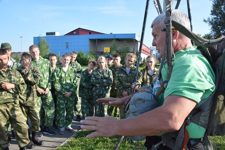 Перед прыжком подростки прошли серьезную подготовку.