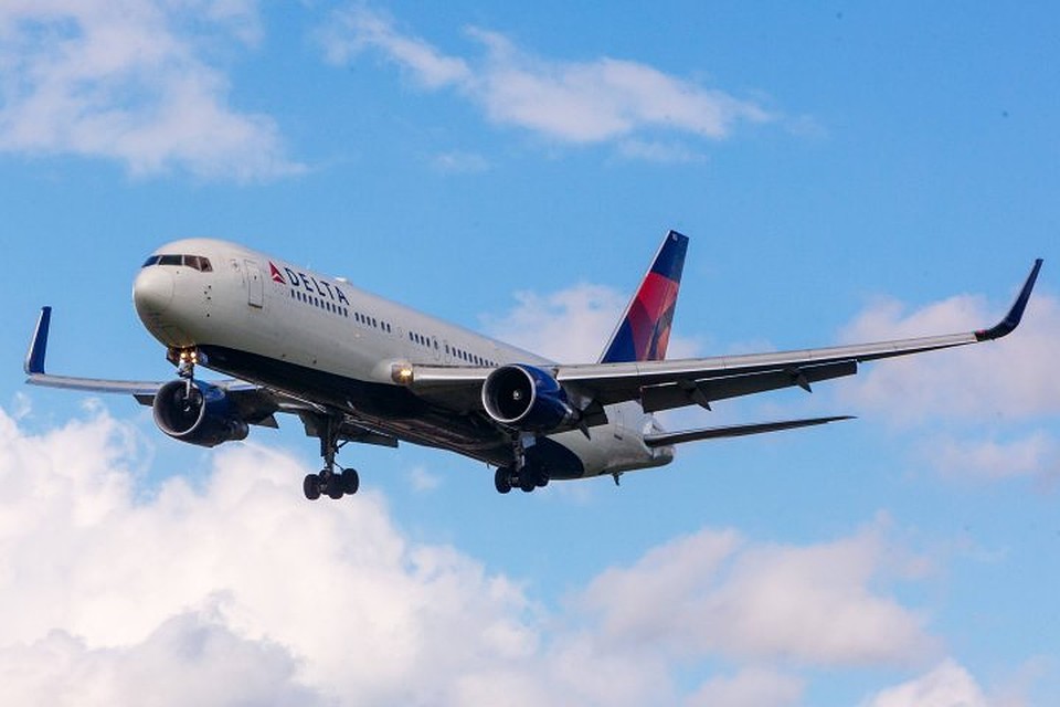 Самолёт американской авиакомпании Delta развернулся над Атлантическим океаном из-за забившихся туалетов