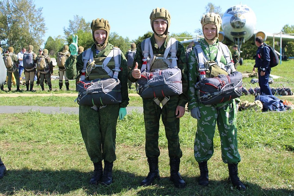 Девочки прыгали с парашютом наравне с парнями.