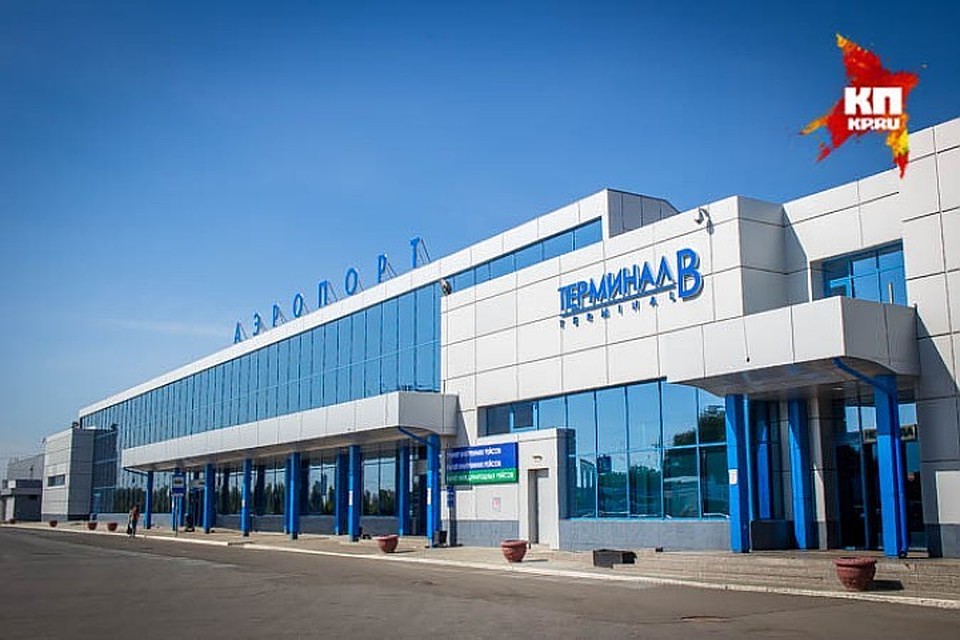 Оба самолета прибыли в наш город почти с часовым опозданием.