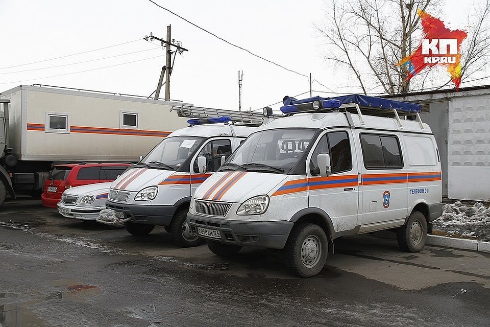 Если реальной угрозы жизни нет, то дверь спасатели вскрывать не станут, и вам придется обратиться в платную службу открывания замков.