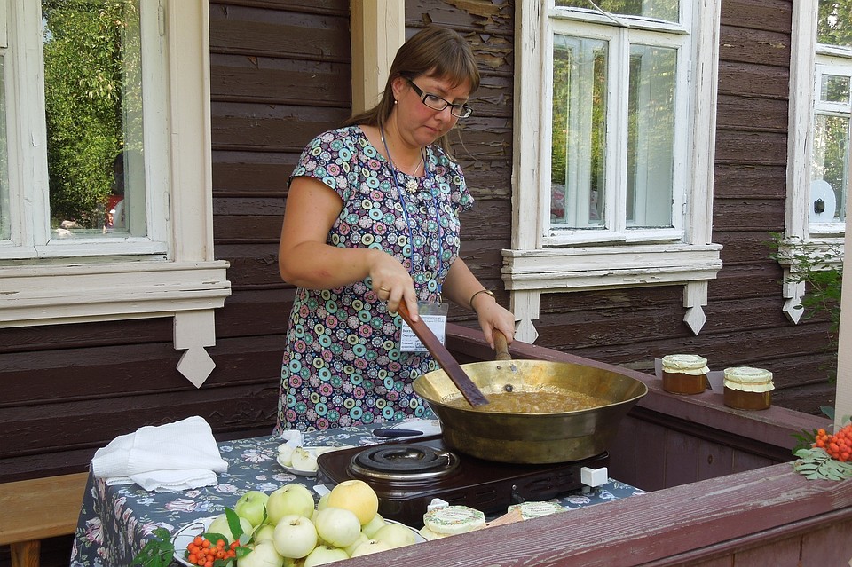 На празднике всех желающих угощали яблочным вареньем