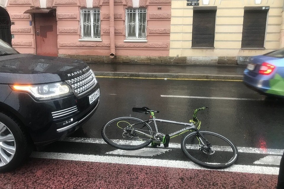 На велодорожке на Фонтанке внедорожник сбил велосипедиста. Фото: vk.com/spb_today