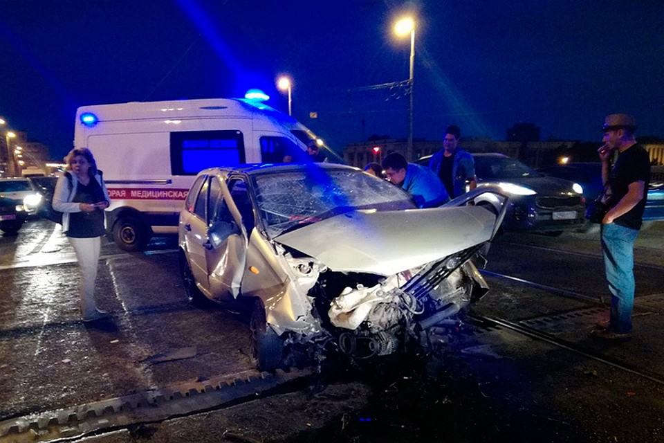 Володарский мост в Петербурге начала самопроизвольно саморазводиться и спровоцировал серьезное ЧП. Фото: Андрей Децюк