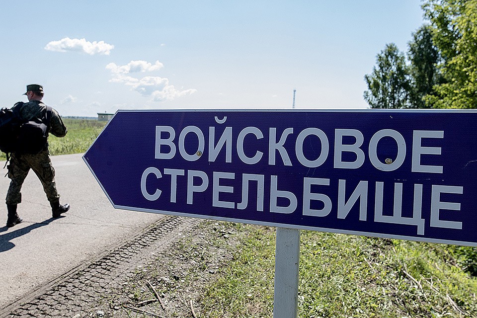 Указатель направления войскового стрельбища на военном полигоне 90-й Гвардейской танковой дивизии.
