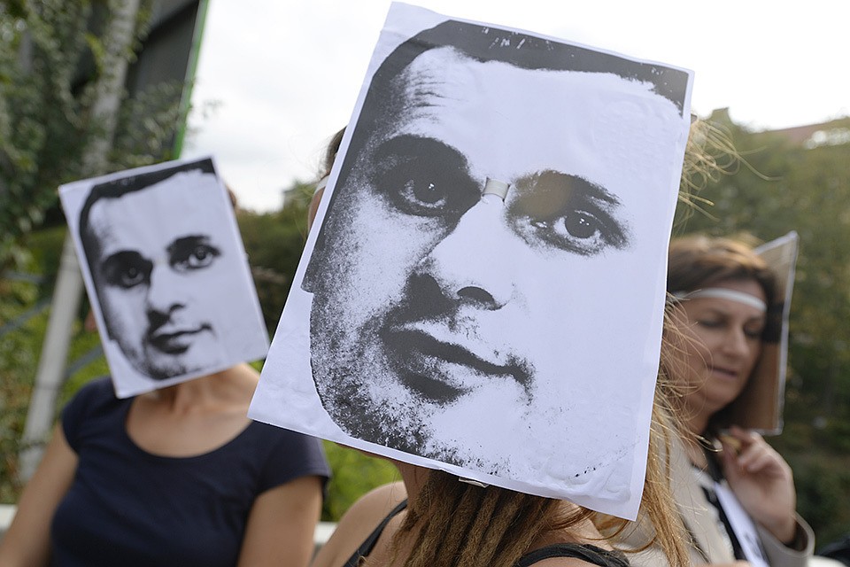 Митинг с требованием освободить Олега Сенцова у стен посольства РФ в Праге.