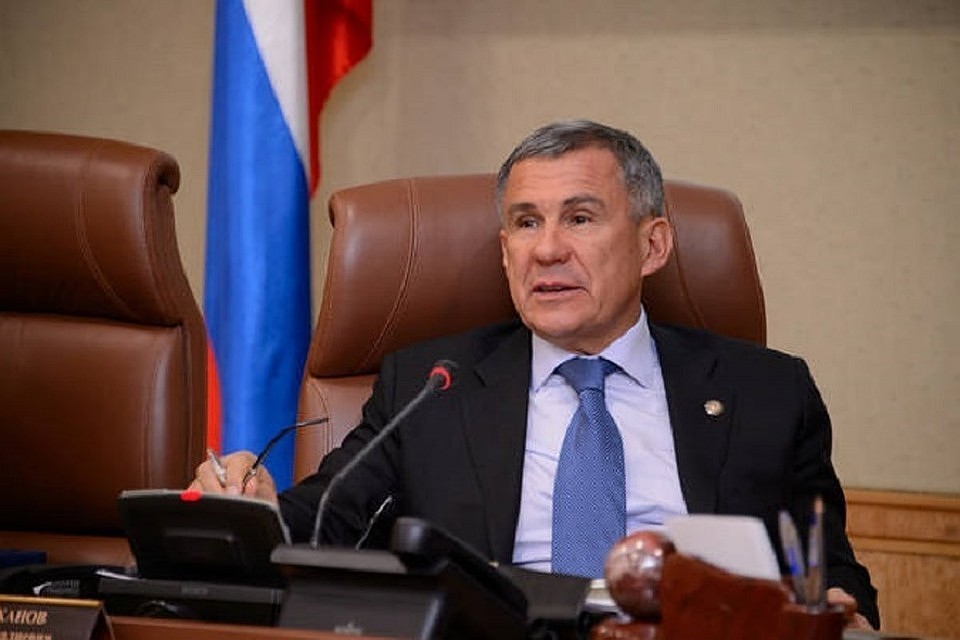 Рустам Минниханов пожелал бывшим и нынешним работникам нефтяной и газовой промышленности крепкого здоровья, счастья и благополучия