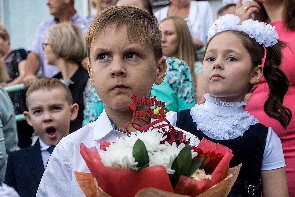 На большинстве торжественных линеек в Кишиневе детишек просто-напросто затомили длинными речами и форменной одеждой.