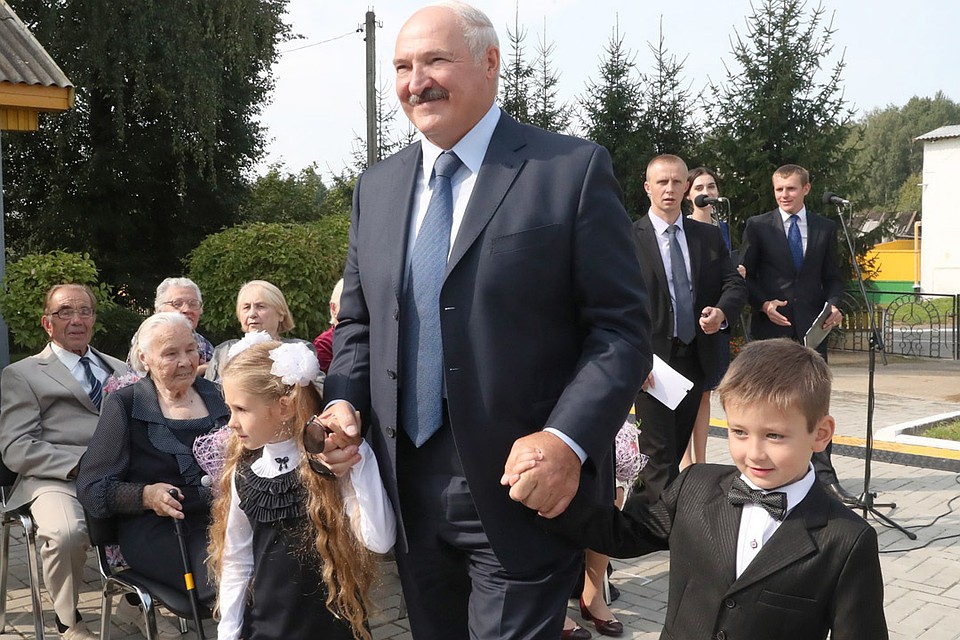Президент выступил на линейке в родной школе. Фото: belta.by