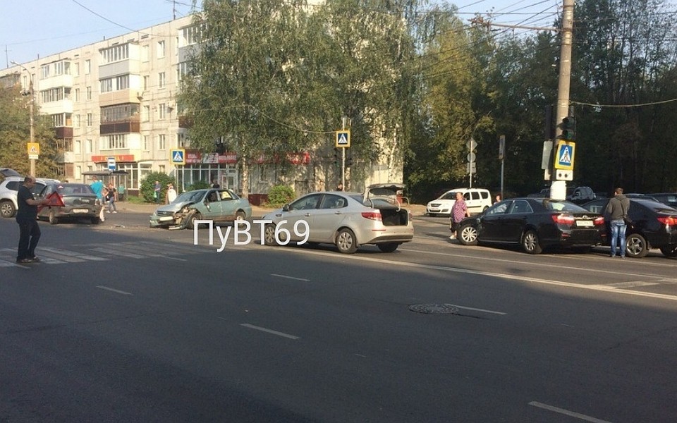 Столкнулись шесть машин. Фото: группа в соцсети "Подслушано у водителей. Тверь" (Александр Лысенко)