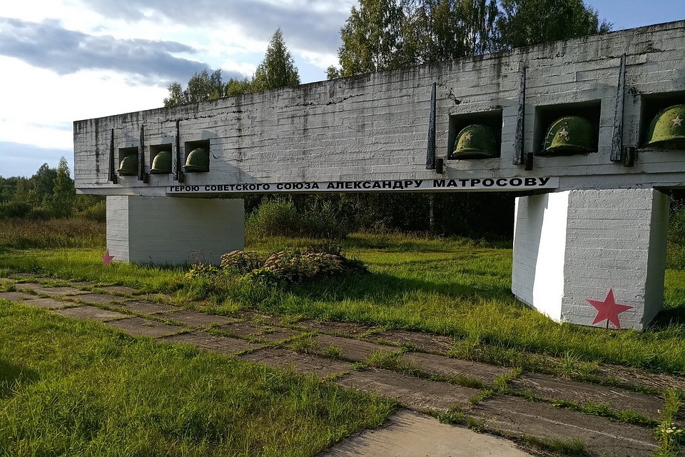 общественники покрасили большинство красных участков и вторую тумбу первой части комплекса.
