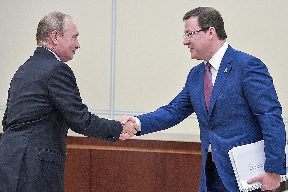 Президент РФ Владимир Путин и временно исполняющий обязанности губернатора Самарской области Дмитрий Азаров во время встречи в Ново-Огарево. ФОТО Алексей Никольский/пресс-служба президента РФ/ТАСС